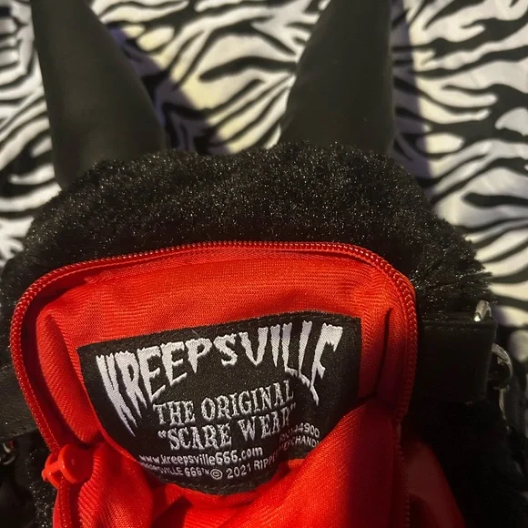 Kreepsville Black and Red Shoulder Bag - Picture 4 of 5